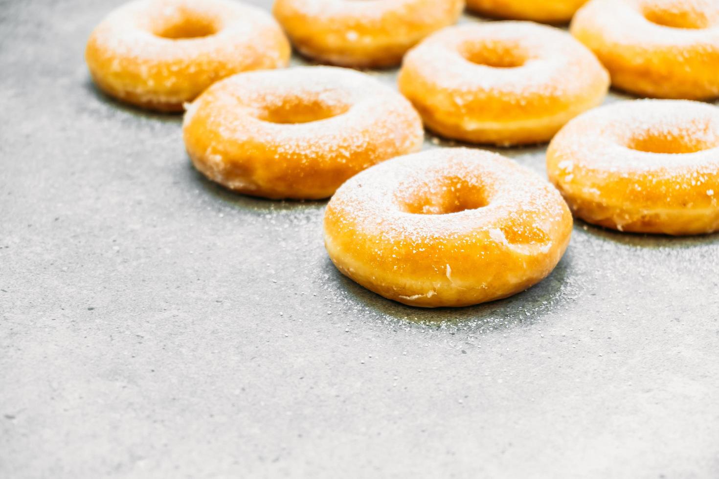 süßes Dessert mit vielen Donuts foto