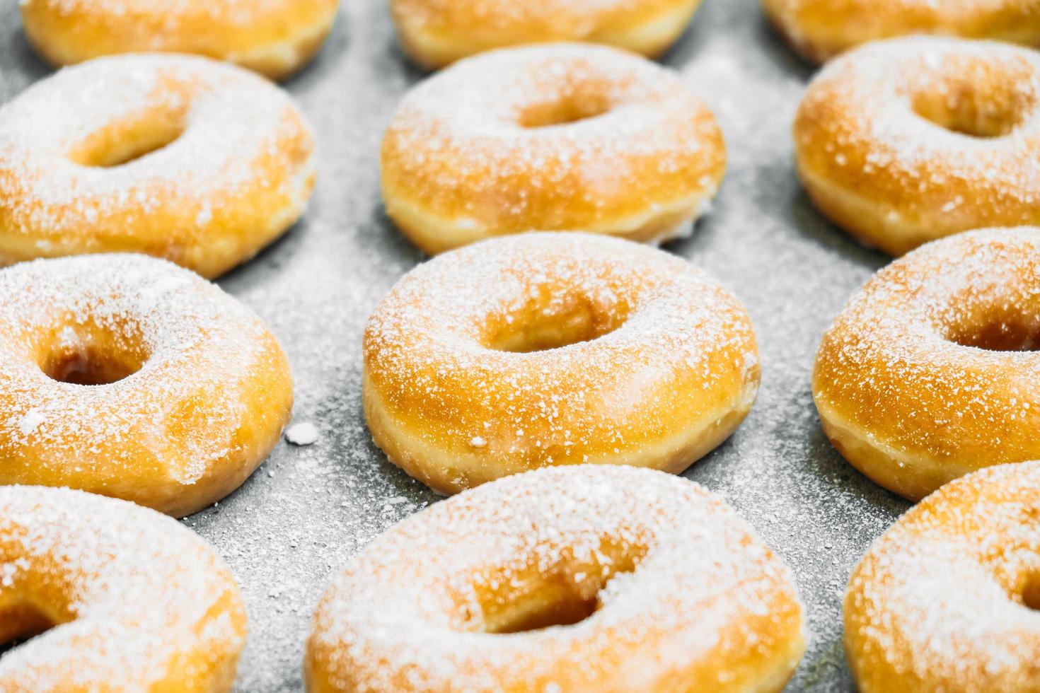 süßes Dessert mit vielen Donuts foto