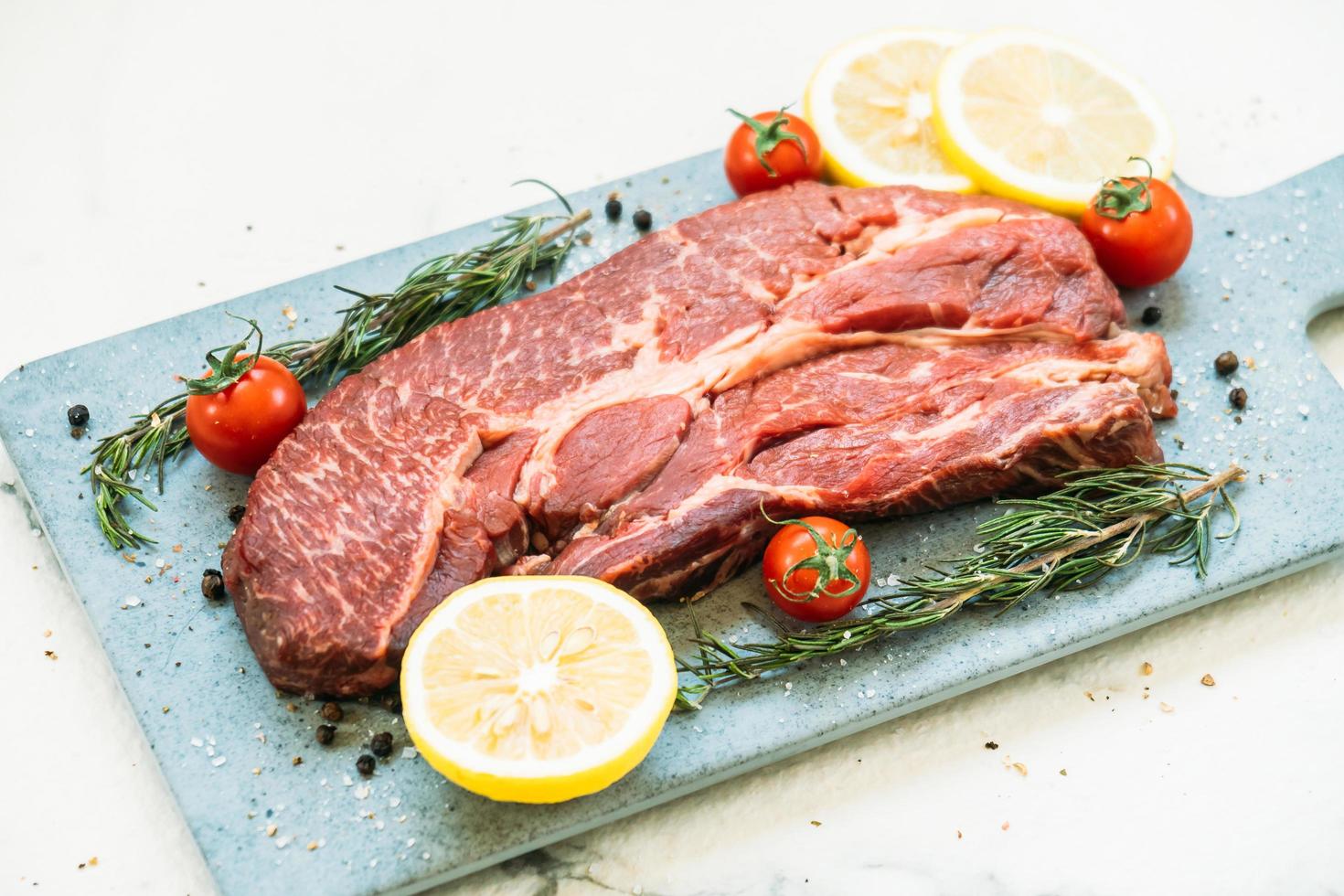 rohes Rindfleisch auf Schneidebrett foto