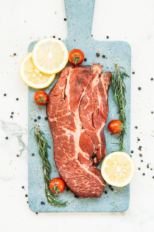 rohes Rindfleisch auf Schneidebrett foto