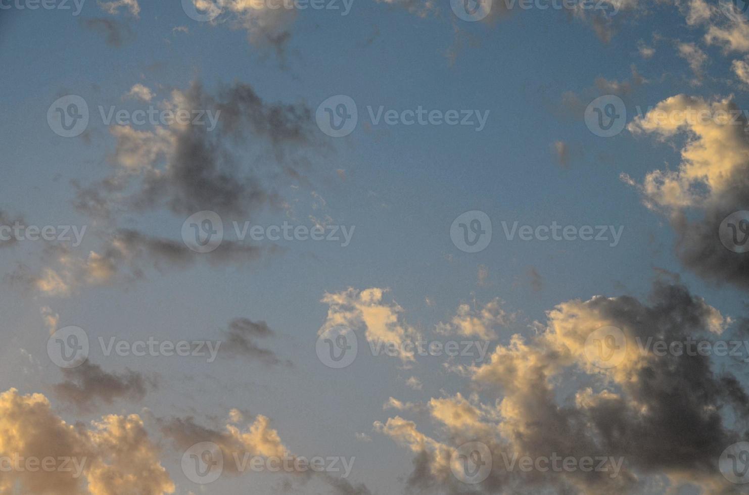 schöner bewölkter Himmel foto