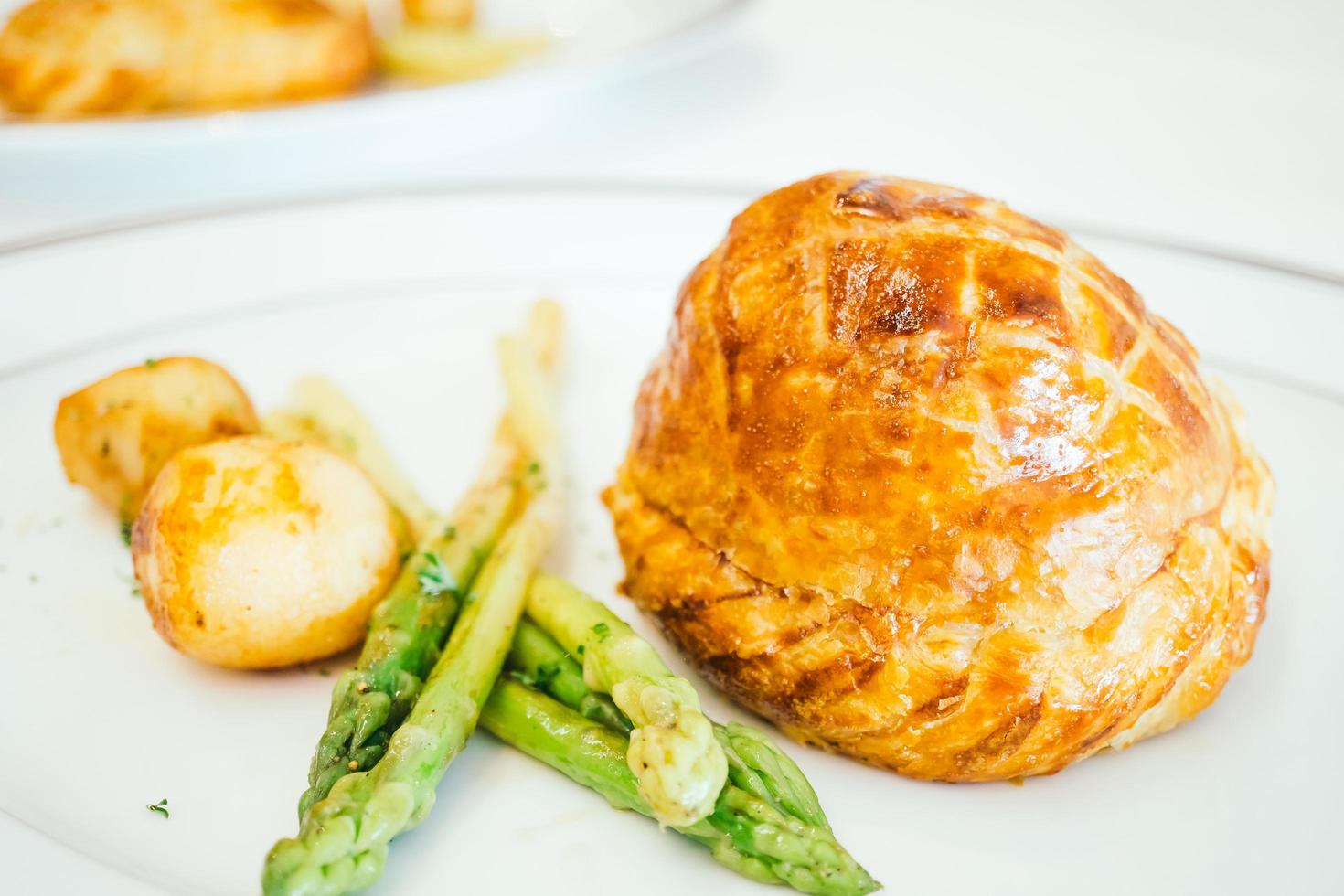 Hühnchenpastetenbrot mit Gemüse foto