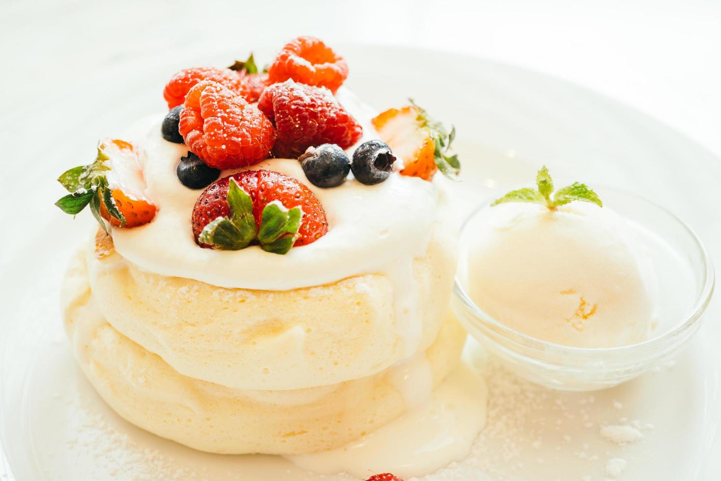 Pfannkuchen mit Eis Erdbeere, Heidelbeere und Himbeere foto