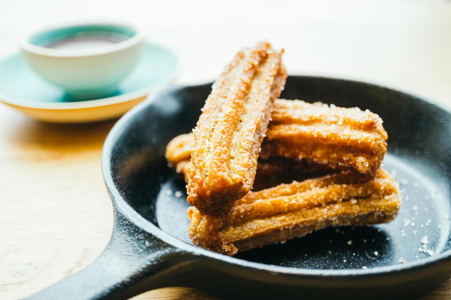 süß gebratener Churros Donut mit Schokoladensauce foto