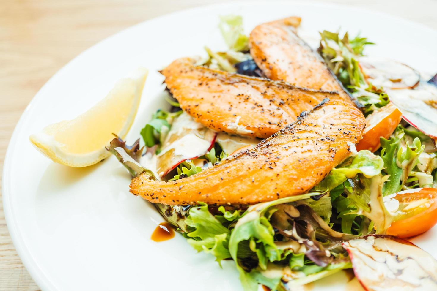 Gegrilltes Lachsfiletfleisch mit Gemüsesalat foto