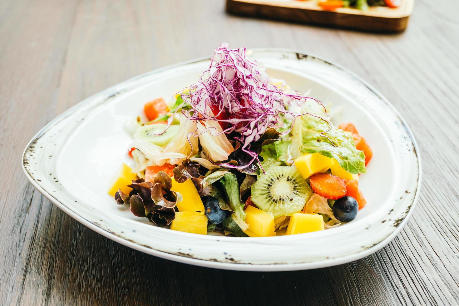 Obstsalat mit Gemüse in Teller foto