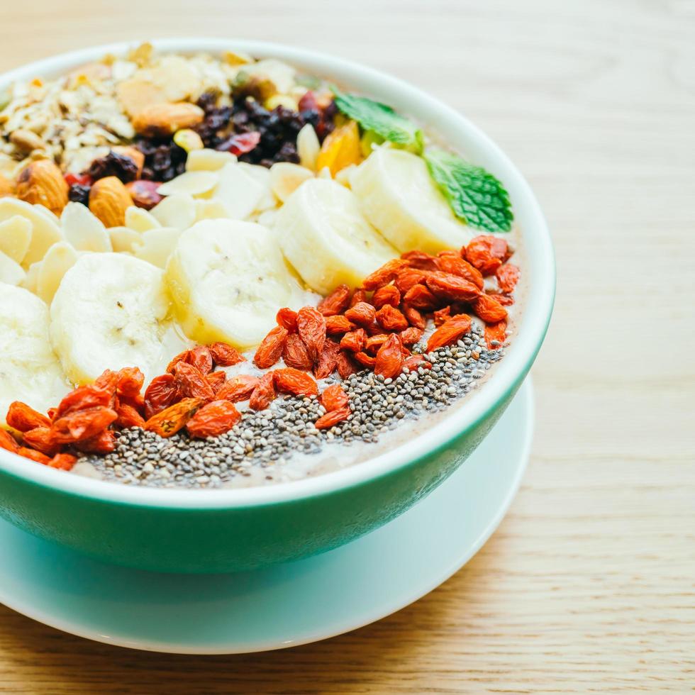 gemischte Früchte mit Müsli und Müsli foto