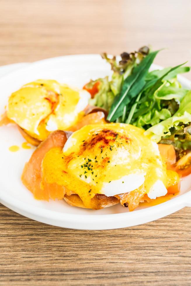 Eier Benedict mit geräuchertem Lachs foto