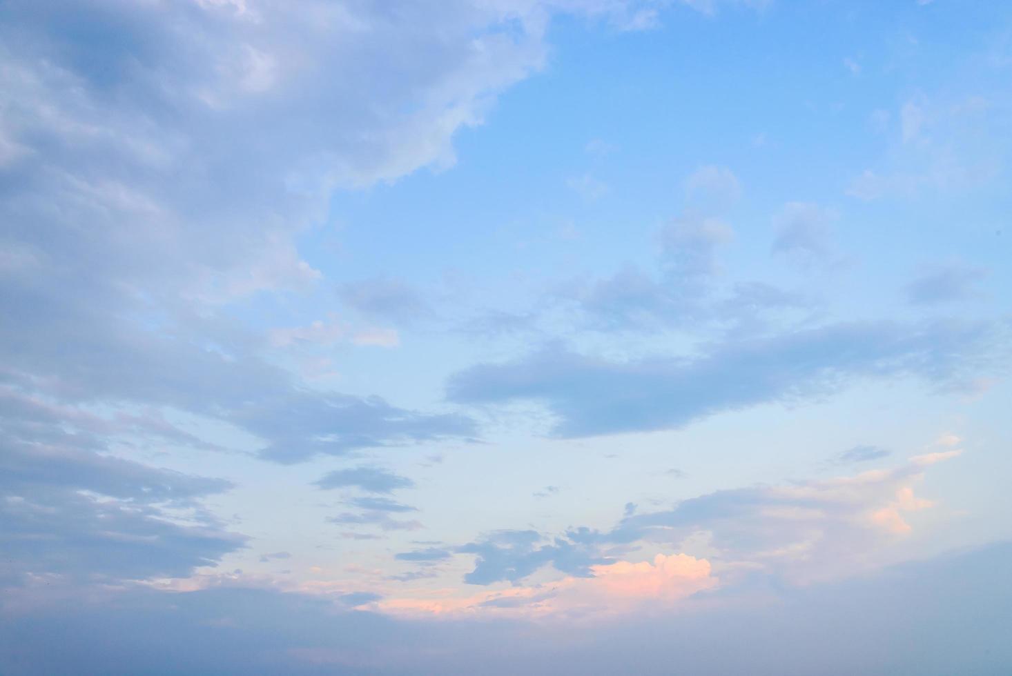 Wolken bei Sonnenuntergang foto