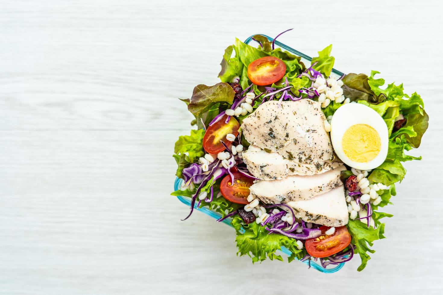 Gegrillte Hähnchenbrust und Fleischsalat foto