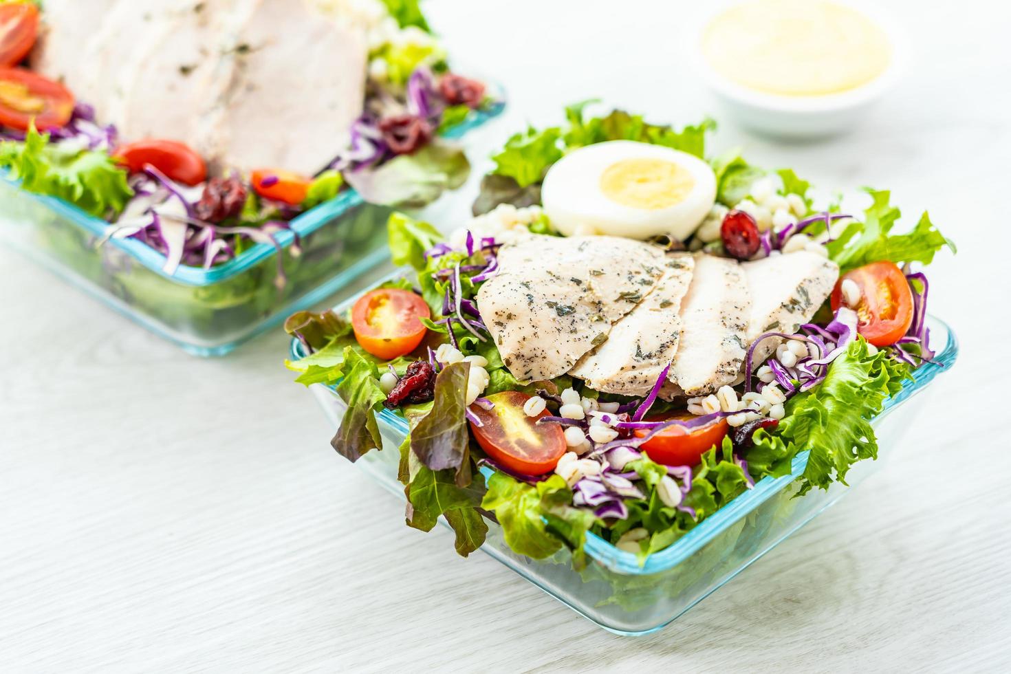 Gegrillte Hähnchenbrust und Fleischsalat foto