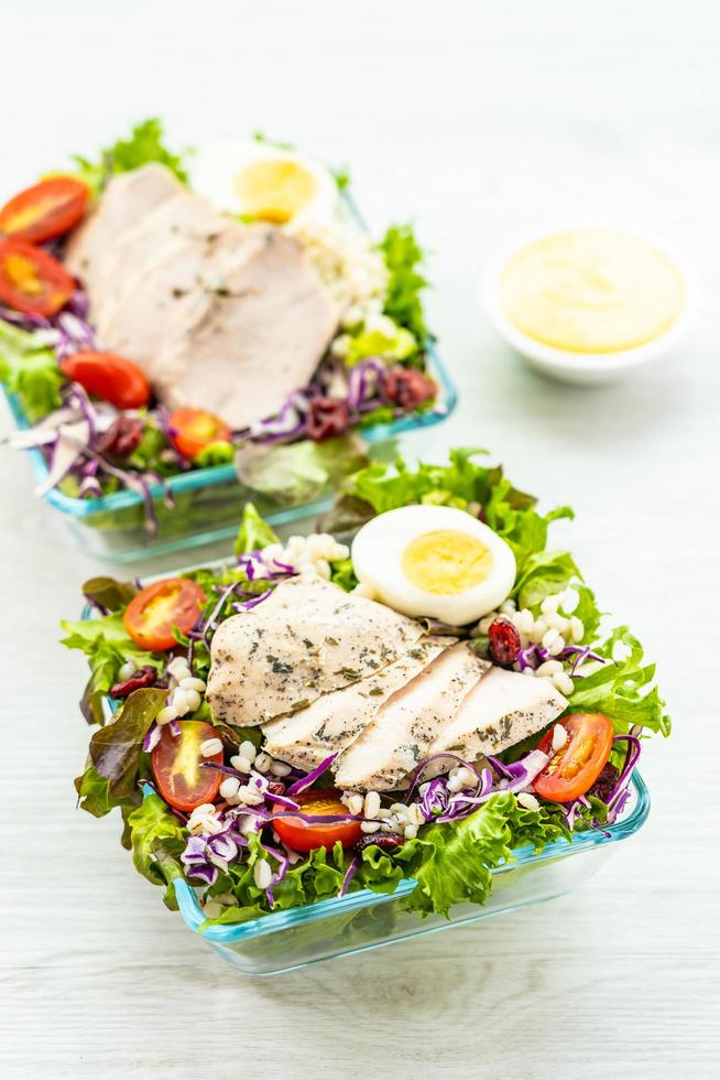 Gegrillte Hähnchenbrust und Fleischsalat foto