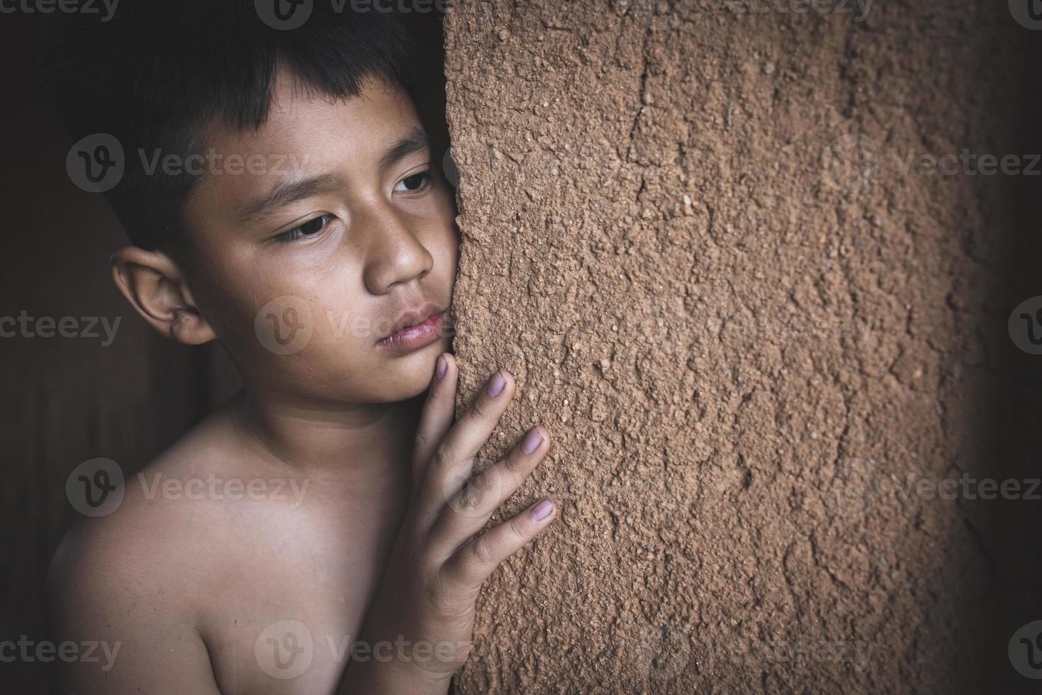 Porträt von ein Arm wenig Thailand Junge hat verloren im tief Gedanken, Armut, Arm Kinder, Krieg Flüchtlinge, Gewalt gegen Kinder. foto