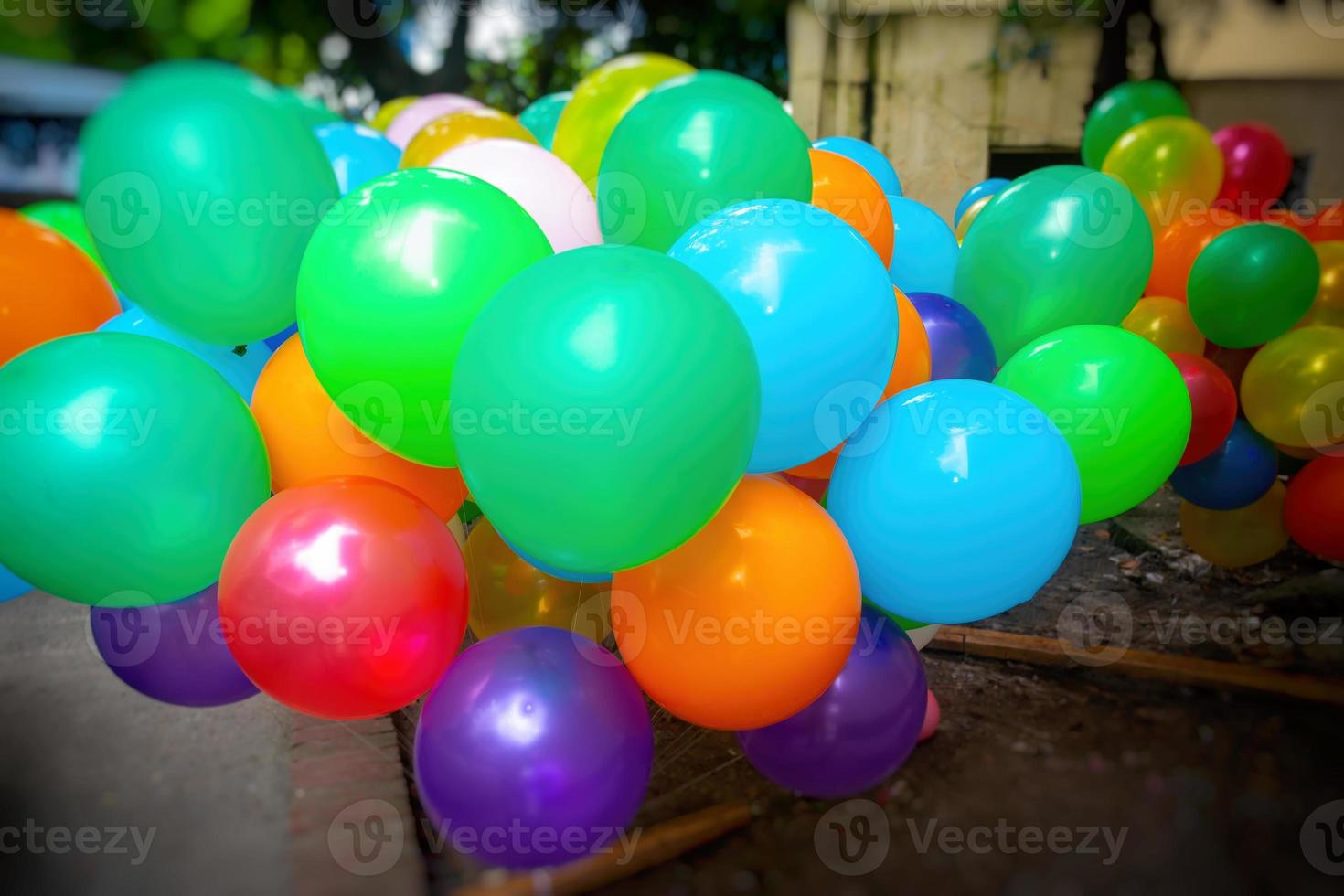 das farbig gasgefüllt Luftballons befestigt zu das Garn sind fliegend. foto