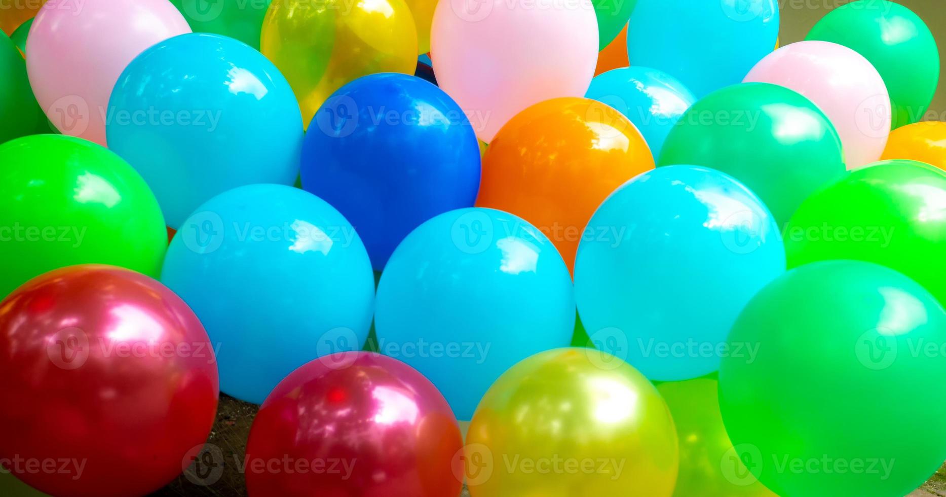 Licht Blau und Grün farbbasiert bunt gasgefüllt Luftballons Nahansicht Ansichten. foto