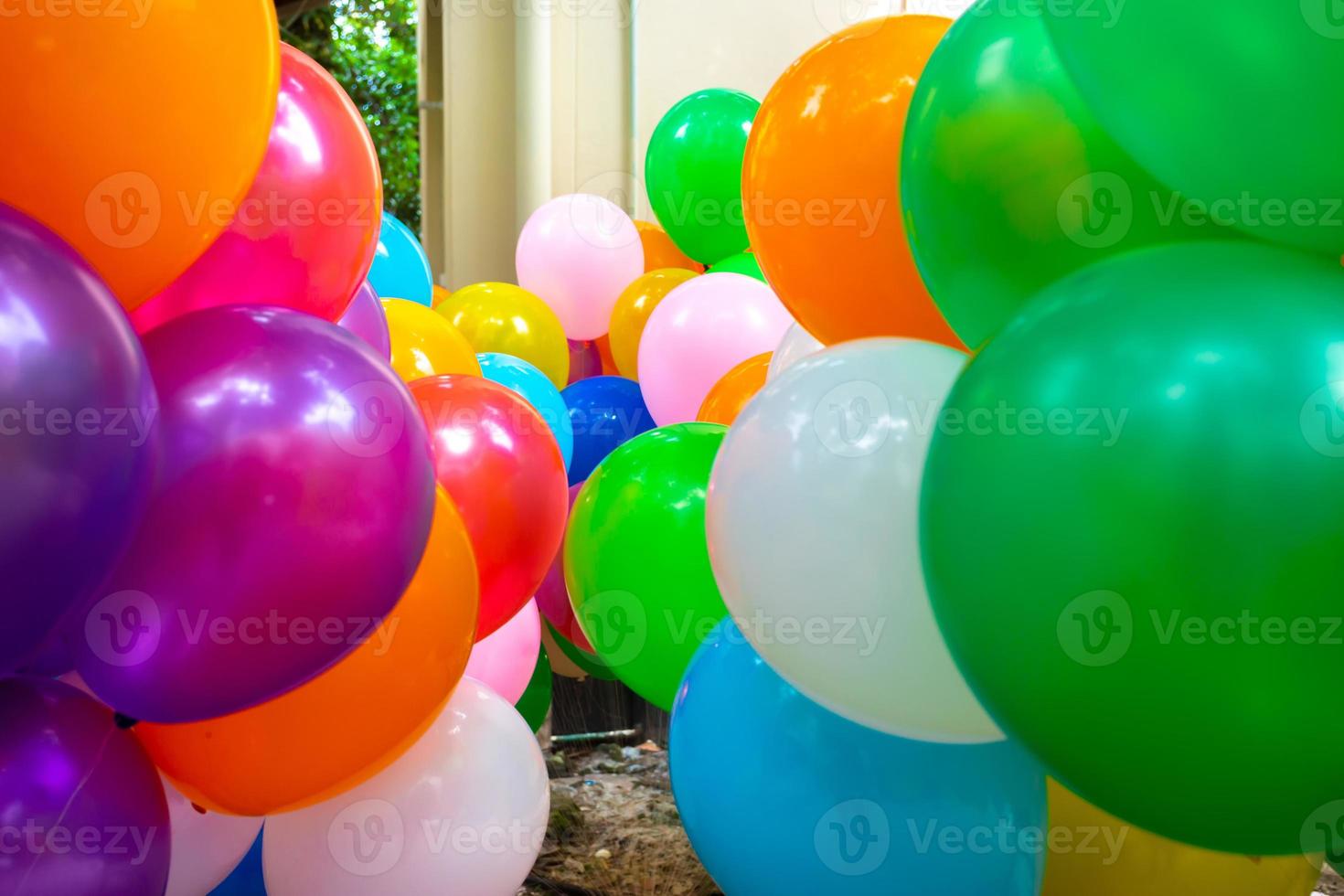 das farbig gasgefüllt Luftballons befestigt zu das Garn sind fliegend. foto