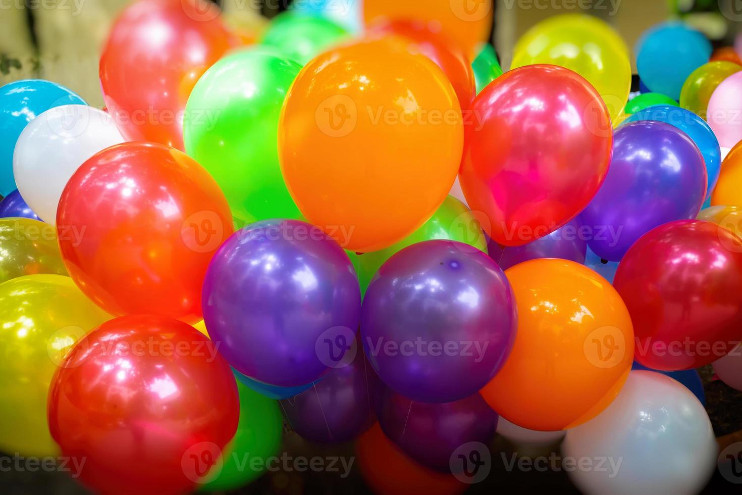 tief Orange und rot farbbasiert bunt gasgefüllt Luftballons Nahansicht Ansichten. foto