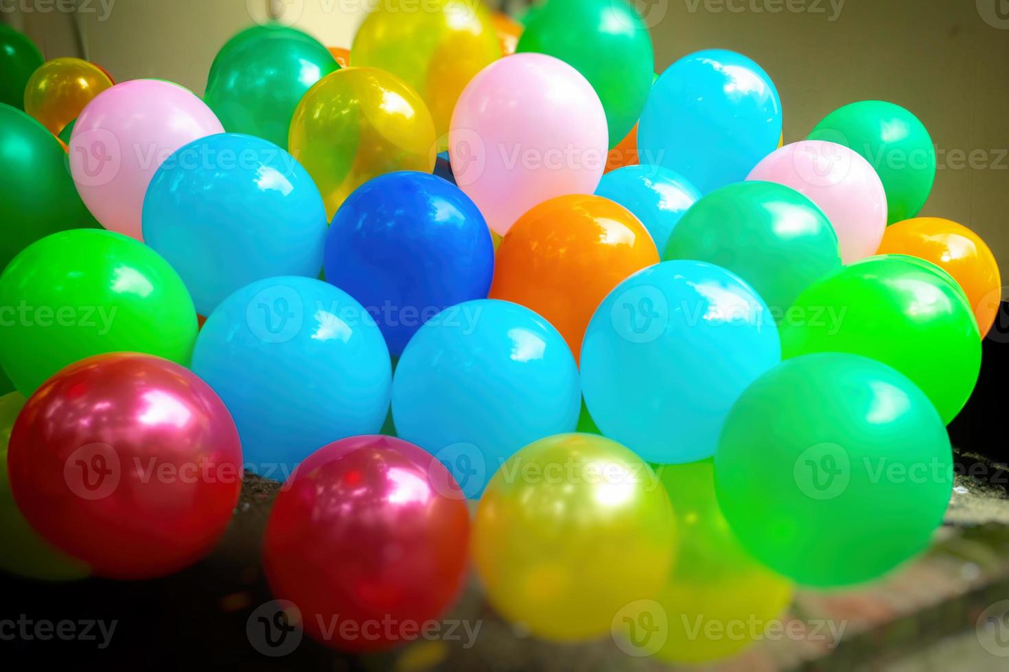 Licht Blau und Grün farbbasiert bunt gasgefüllt Luftballons Nahansicht Ansichten. foto