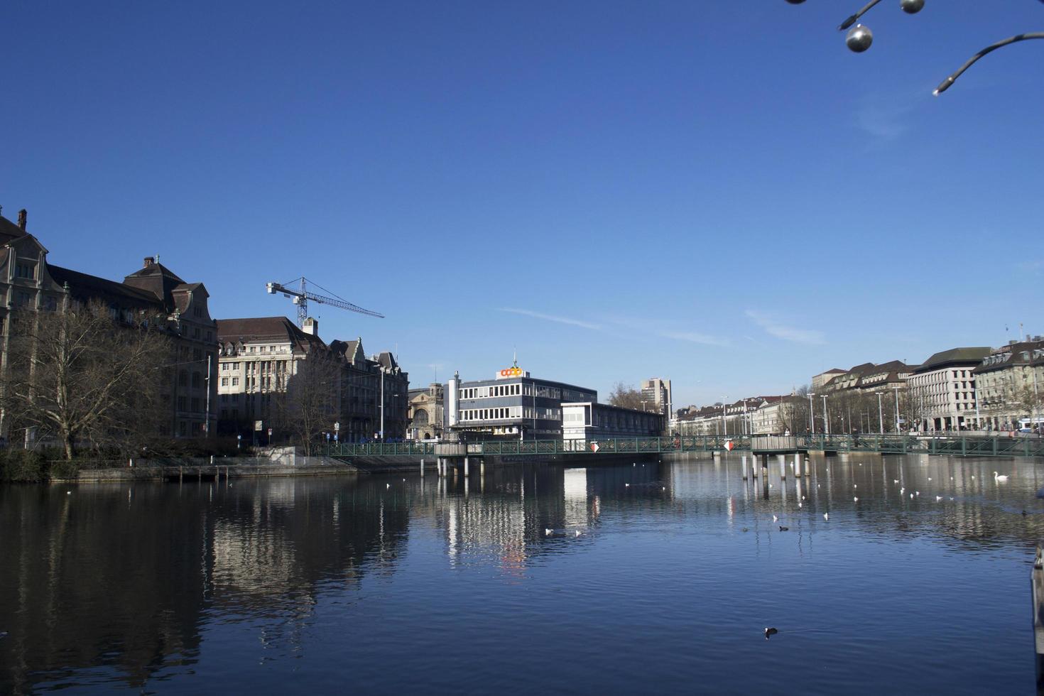 zürich stadt, schweiz 2015- gebäude am wasser foto