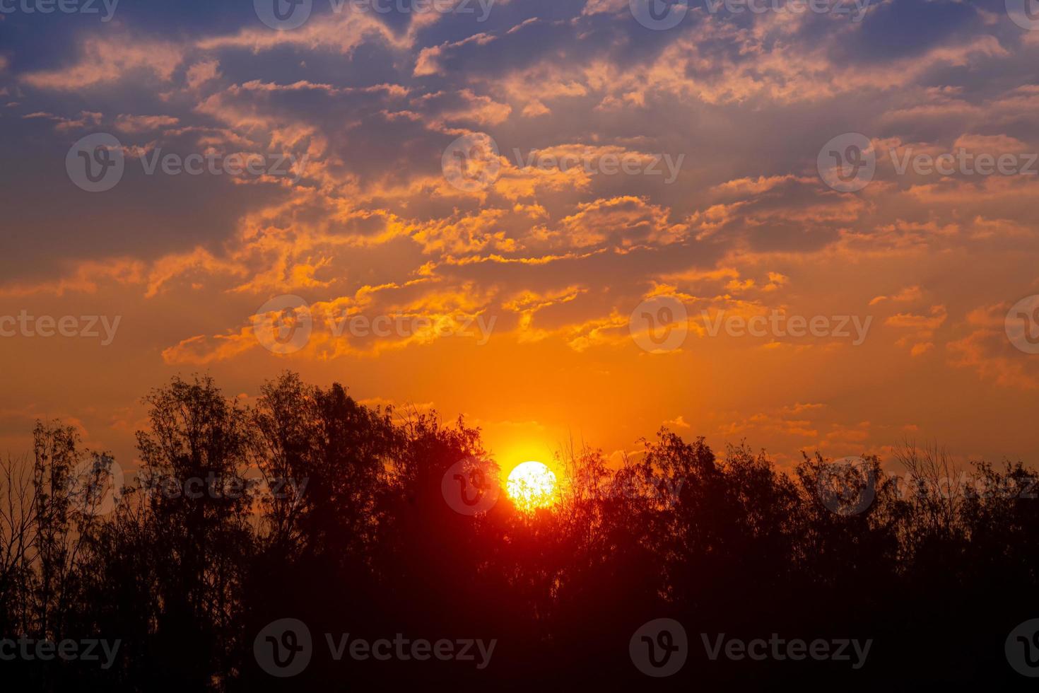 das früh Morgen Himmel und Sonne Aussicht von das am längsten Meer Strand Steuermann Basar, Chattagramm. foto