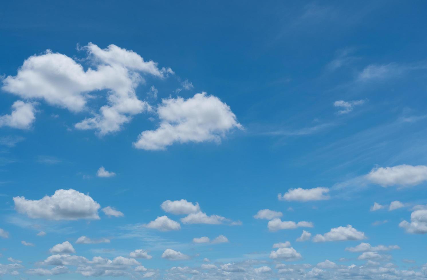 Sommerblauer Himmel und weißer Wolkenabstrakter Hintergrund foto