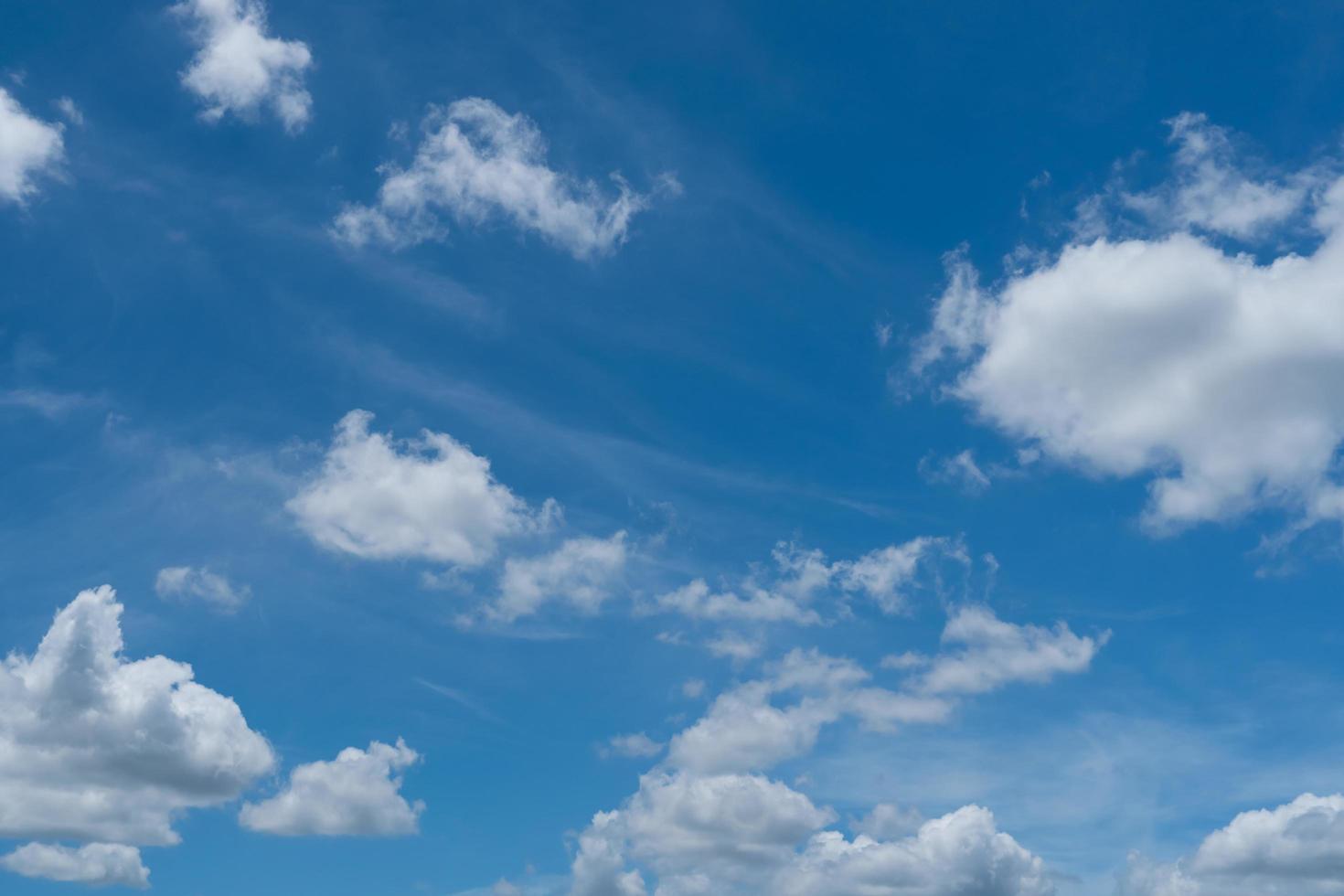 Sommerblauer Himmel und weißer Wolkenabstrakter Hintergrund foto