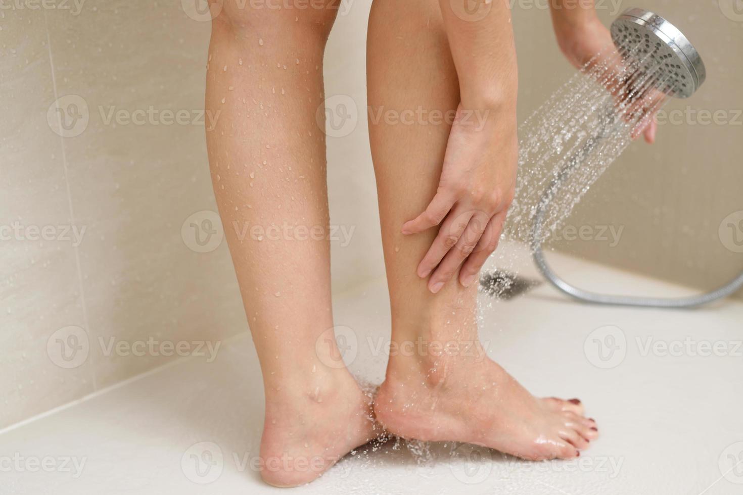 Frau mit Dusche zu sauber Füße foto