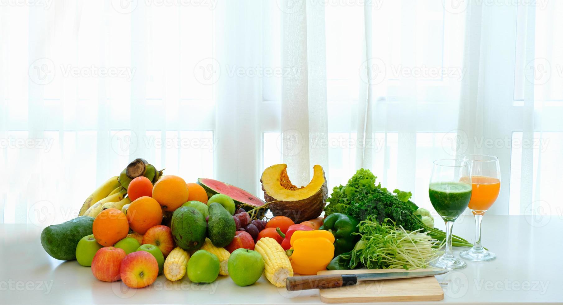 sortierte frisches reifes Obst und Gemüse auf dem Tisch mit weißem Vorhanghintergrund foto