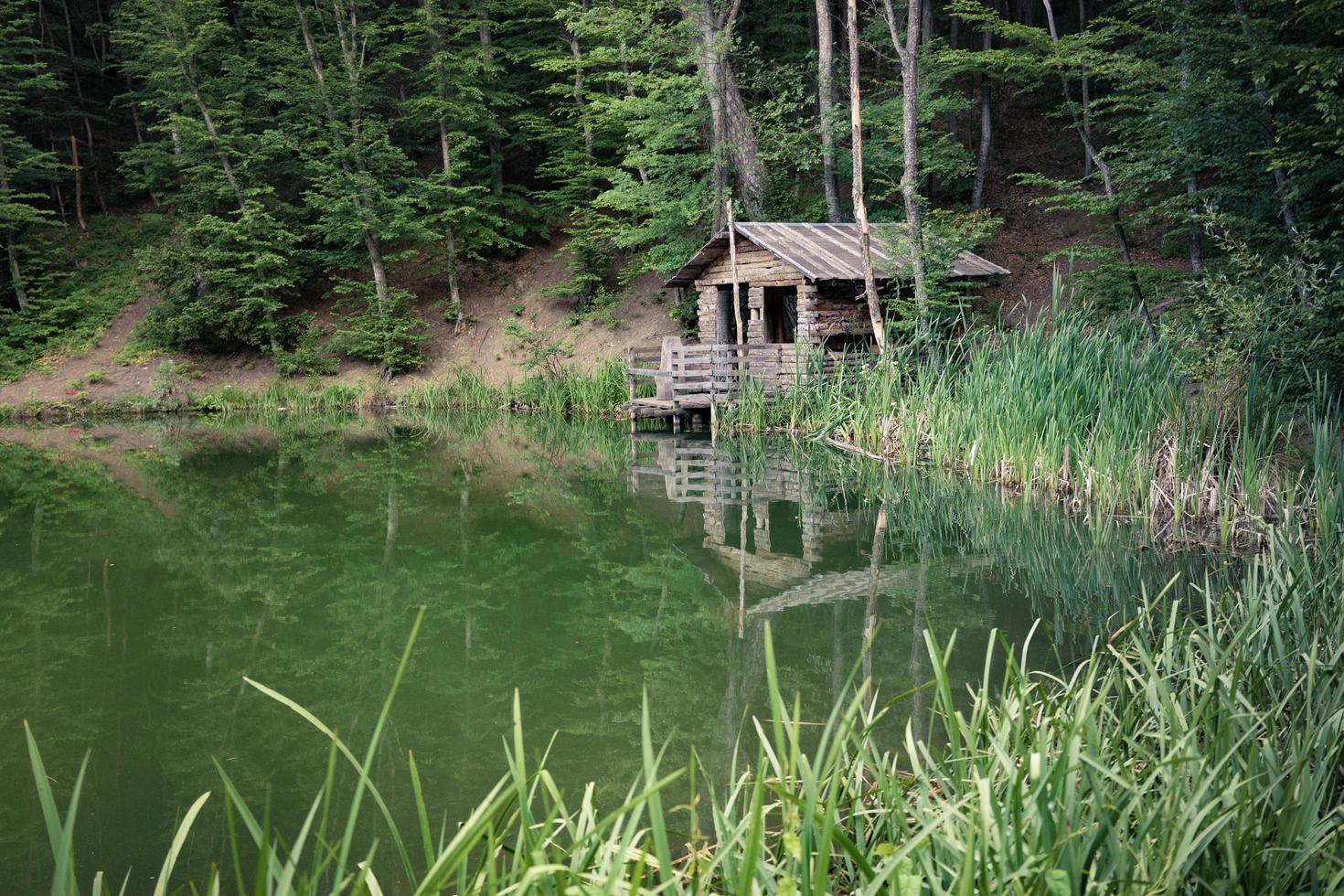 eine Hütte an einem See, umgeben von Bäumen in Jalta, Krim foto