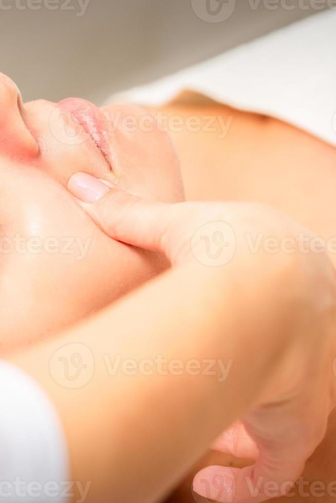 Kosmetikerin Herstellung lymphatisch Drainage Gesicht Massage oder Facelifting Massage beim das Schönheit Salon. foto