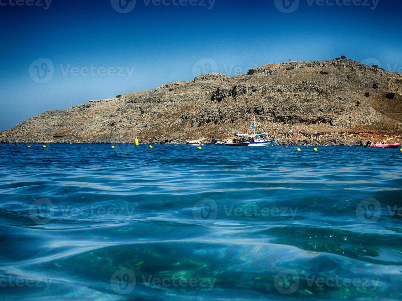 Sommer- direkt am Meer Landschaft auf das griechisch Insel von Rhodos foto