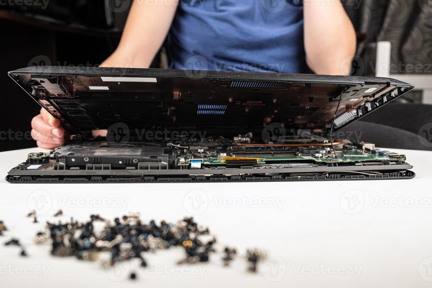 Laptop zur Reparatur öffnen foto