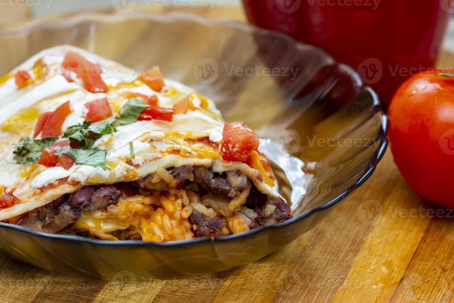 Nahaufnahme auf einem saftigen Burrito von einem mexikanischen Essen foto