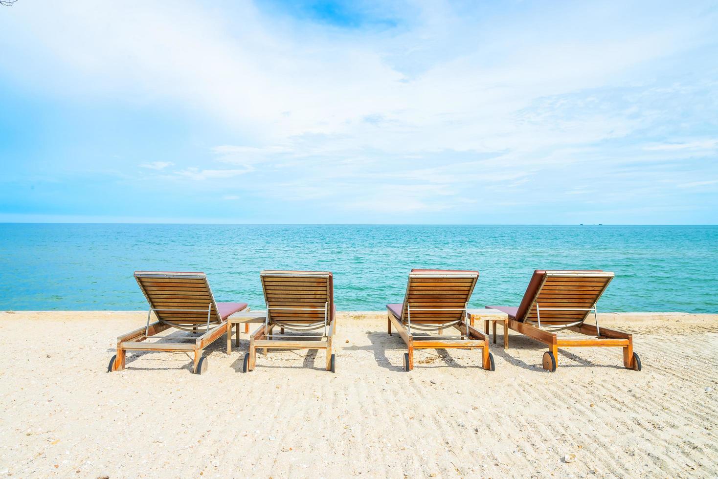 Sonnenbetten an einem tropischen Strand foto