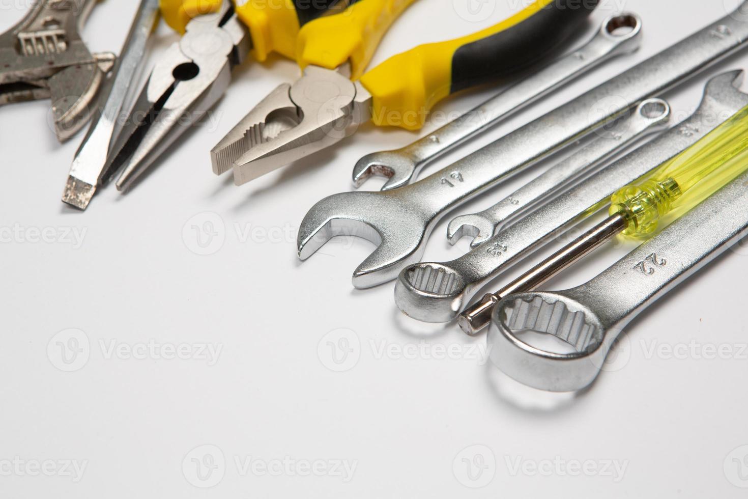 einstellen von Werkzeuge zum Reparatur im ein Fall auf ein Weiß Hintergrund. sortiert Arbeit oder Konstruktion Werkzeug. Schraubenschlüssel, Zange, Schraubendreher. oben Aussicht foto
