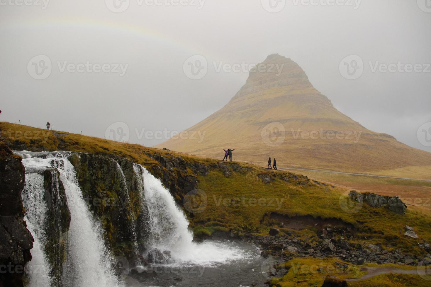kirkjufellsfoss Wasserfall und kirkjufell Berg im Island foto