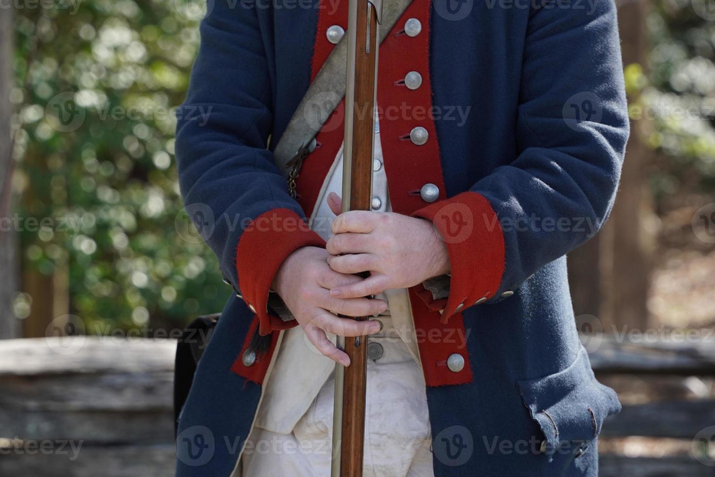 Muskete auf Hände von amerikanisch Revolution britisch Soldat Siedler im Yorktown, Virginia foto