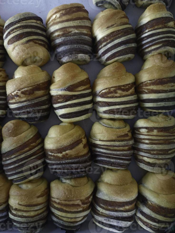 frisch gebacken Schokolade Brot im Backen Tablett auf Holz Tabelle foto