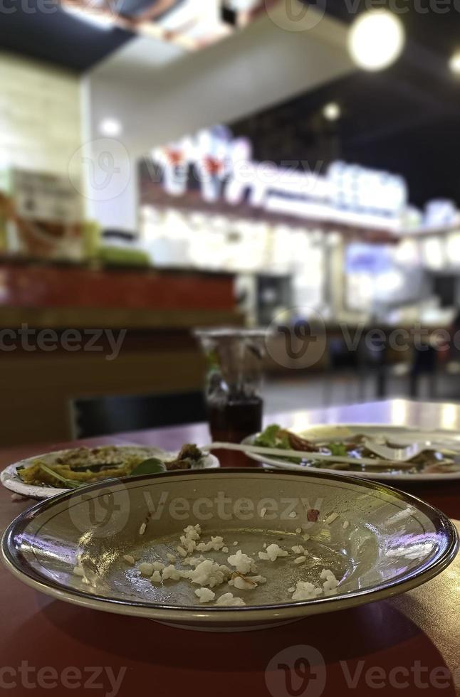 schmutzig und leeren Platten auf das Restaurant Tabelle foto