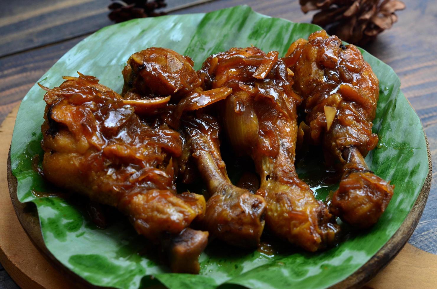 köstlich Hähnchen Soja Soße. malaysisch Menschen namens Ayam maskieren kicap, indonesisch Menschen namens Ayam kecap. selektiv Fokus. foto