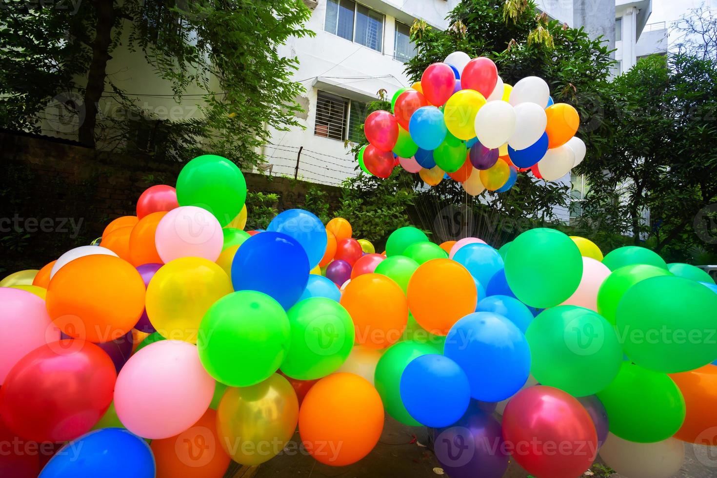ein Stapel von bunt gasgefüllt Luftballons stecken im das Garn. foto