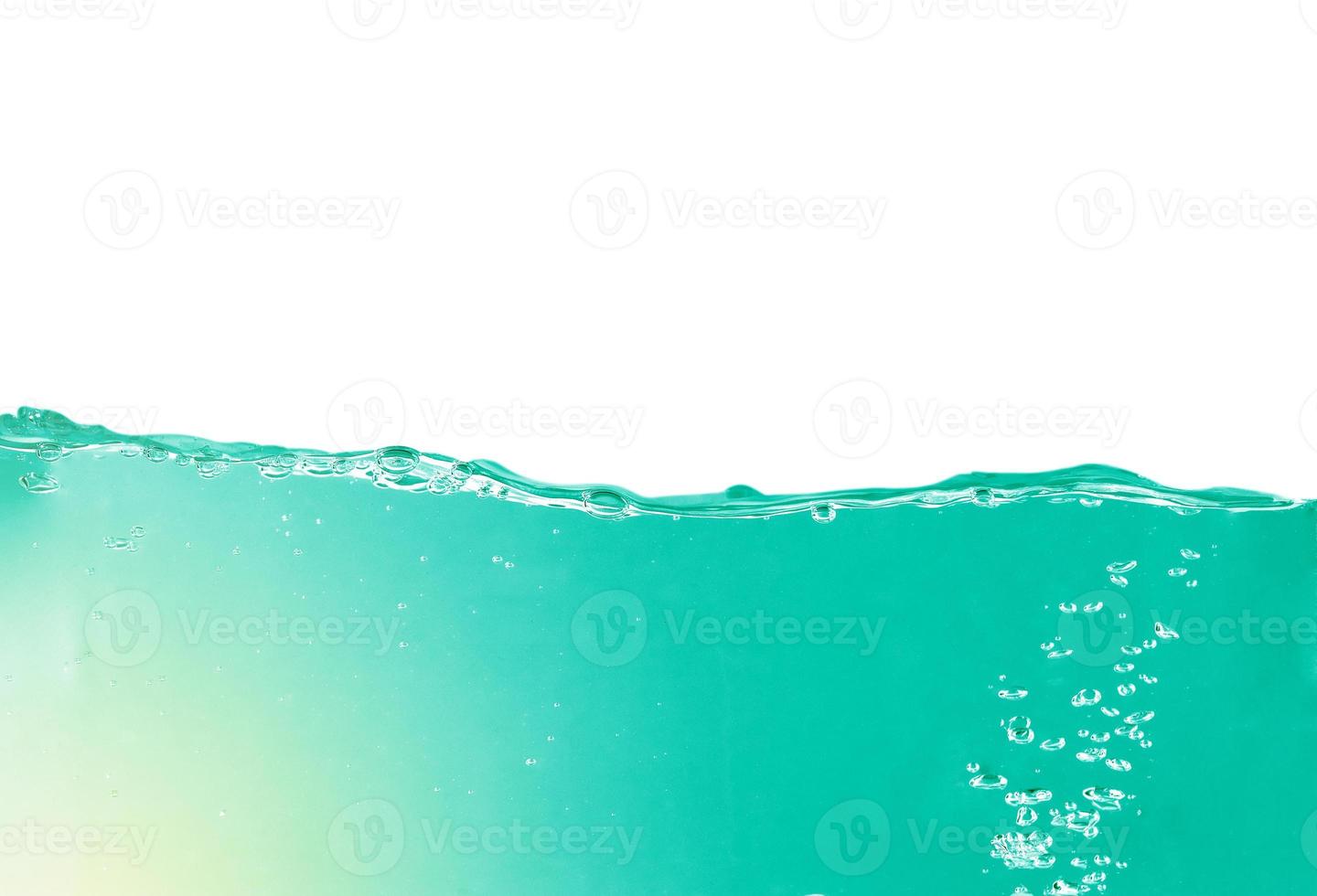 frisch Wasser Oberfläche mit Spritzen und Luft Luftblasen . foto