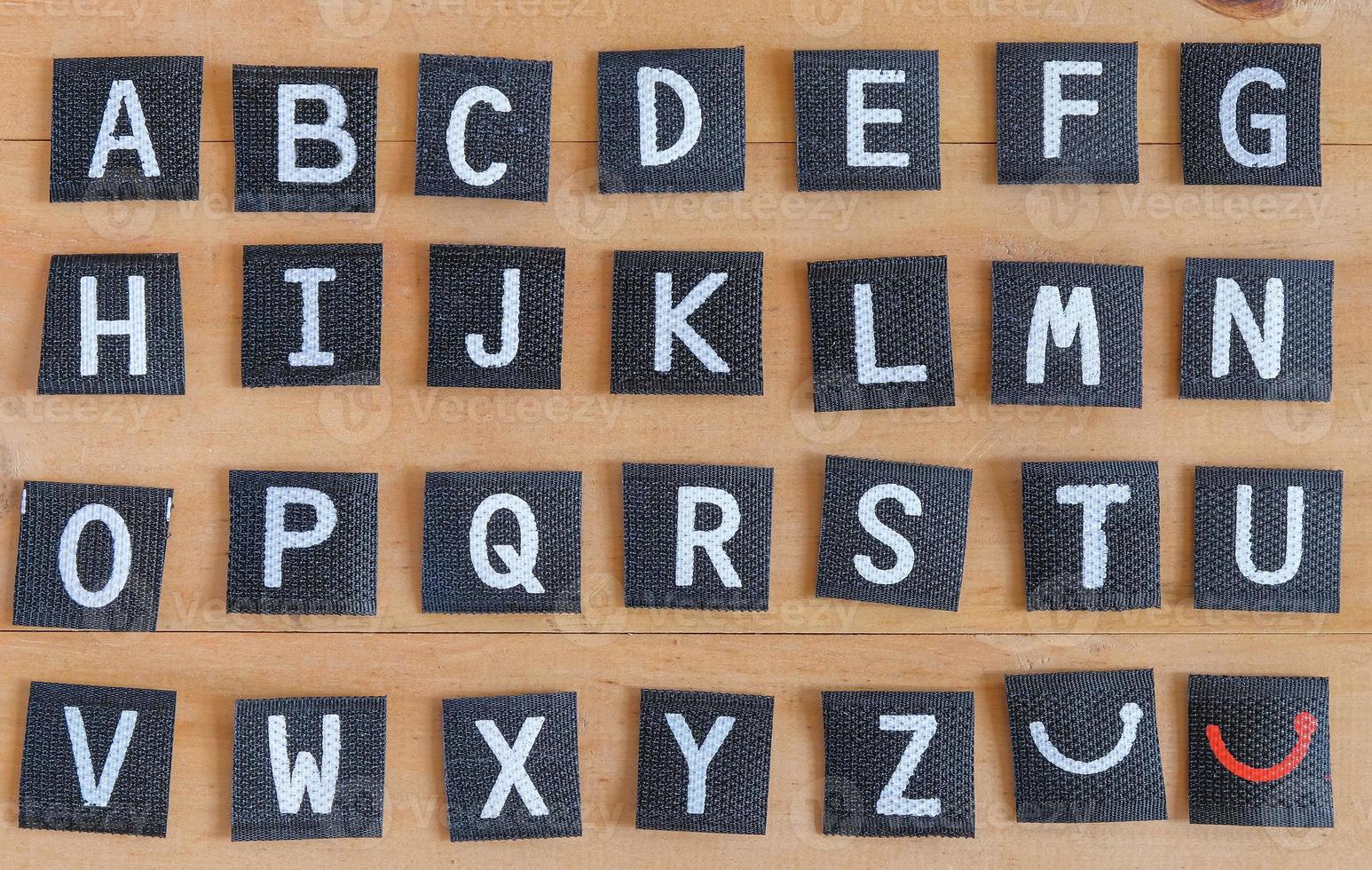 Englisch Alphabet Briefe auf Holz Tisch. foto