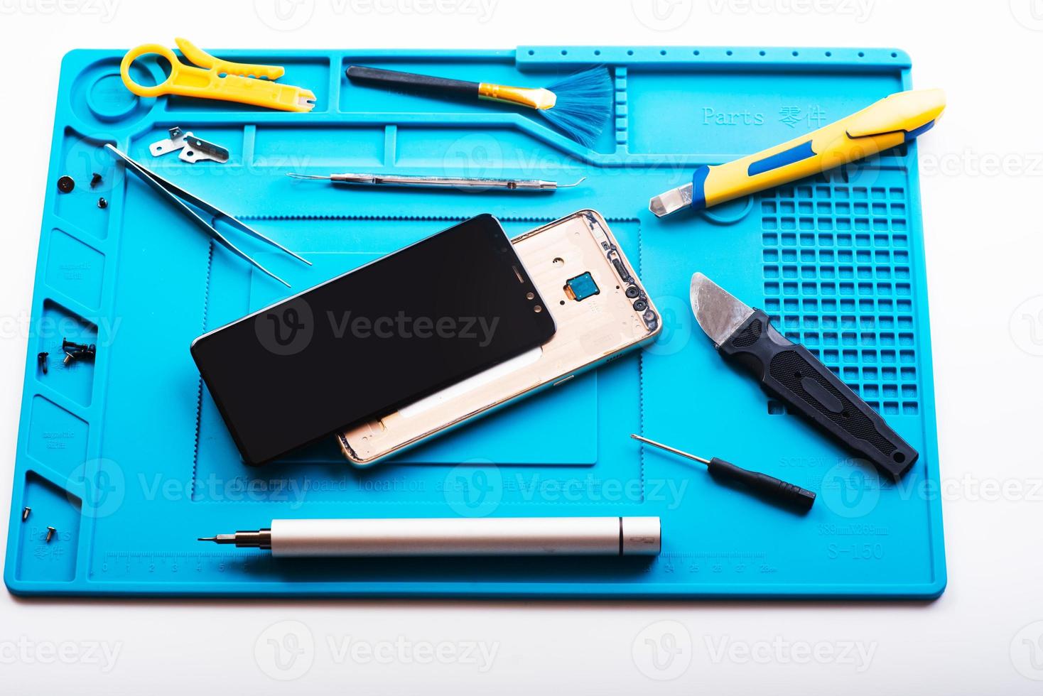 Flachbild der Demontage des defekten Smartphones zur Vorbereitung der Reparatur oder des Austauschs einiger Komponenten, Draufsicht foto