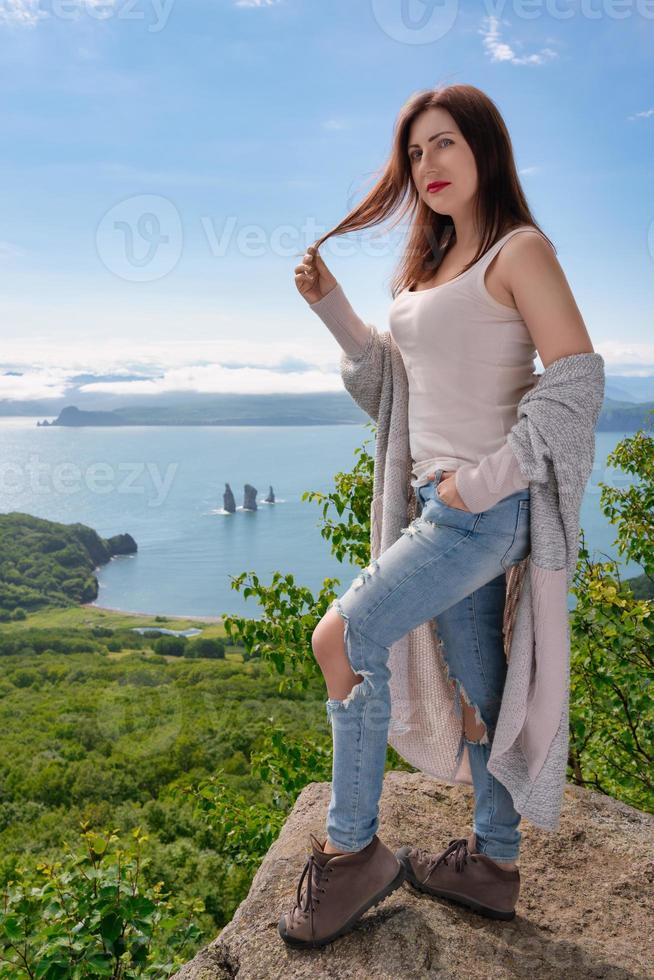 Erwachsene kaukasisch ethnische Zugehörigkeit Frau steht auf Berg Ufer gegen Panorama- Aussicht Ozean auf Sommer- Tag foto