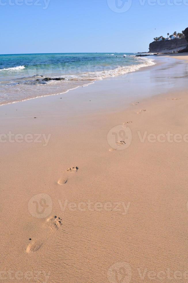 Fußabdrücke am Strand foto