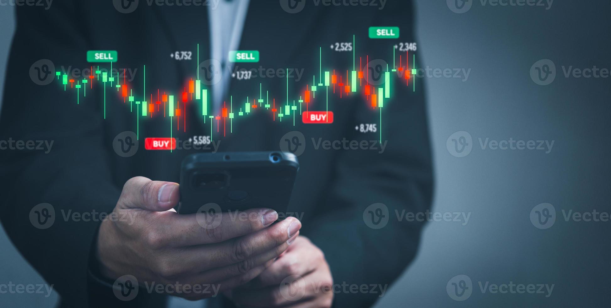 Finanzen und Geschäft Investition Digital Technologie Konzept. Lager und Krypto Investition Fonds.Geschäftsmann Analysieren oder Handel Forex Grafiken von finanziell Daten Leuchter Diagramm. foto