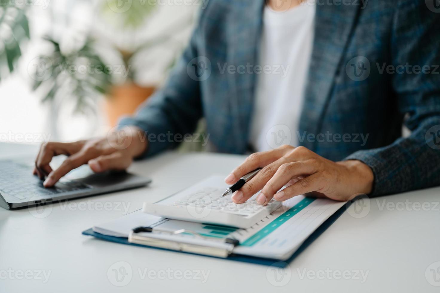 Geschäft Buchhalter oder finanziell Experte analysieren Geschäft Bericht Graph und Finanzen Diagramm. Bankwesen Geschäft und Lager Markt Forschung. beim Büro foto