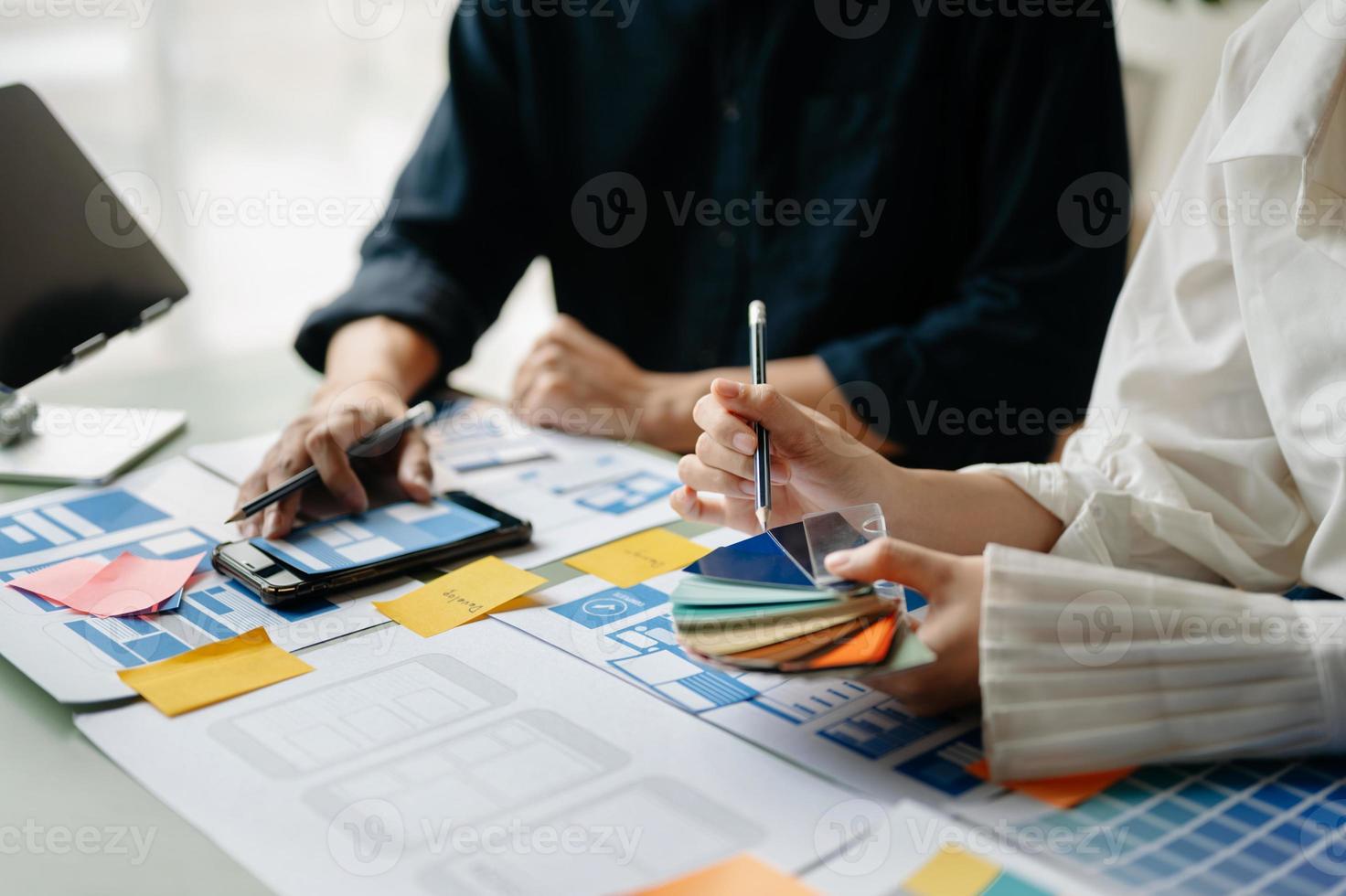 asiatisch Geschäftsmann und Frau Menschen Treffen im Büro. Mitarbeiter Brainstorming und Arbeit wie Team, planen und diskutieren Projekt durch Punkt auf Papier und Tablette. foto