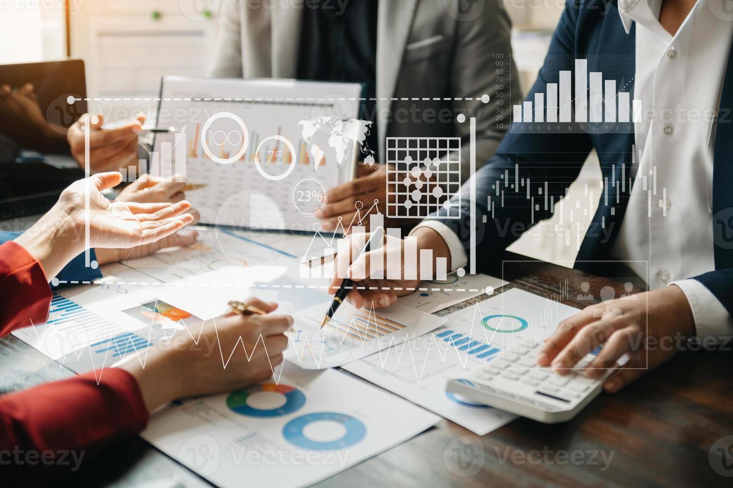 finanzberichtsdaten der betriebsbilanz und gewinn- und verlustrechnung und diagramm als fintech-konzept. geschäftsteamsitzung. digitales Tablet und Computer-Laptop. foto